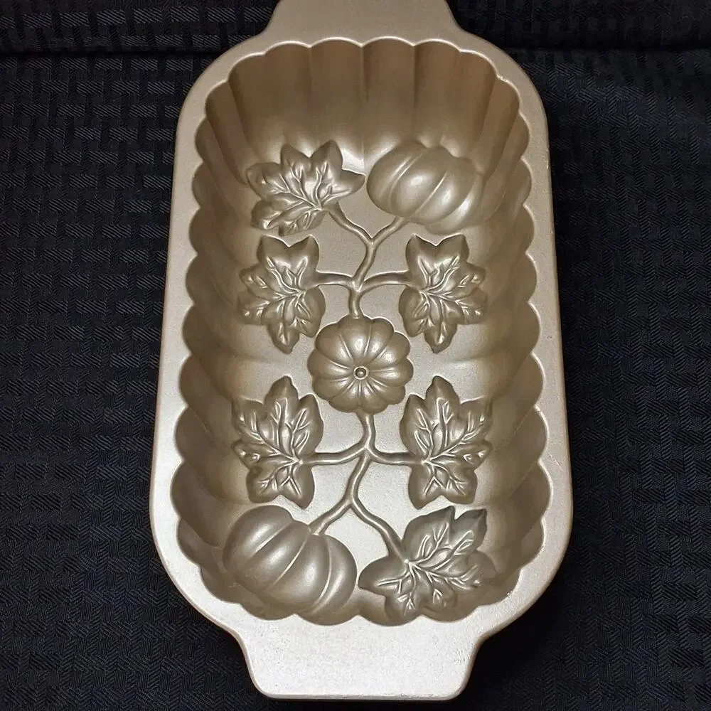 Nordic Ware Pumpkin Loaf Pan 9” x 5” x 2” Bronze EUC